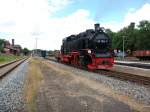 99 1782 rangiert,am 06.Juli 2010,ein O-Wagen beladen mit Kohle in Putbus und das bei knapp 30 Grad !