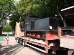 Kf 6001 wurde zusammen mit zwei Kipploren am 05.August 2010 in Putbus auf einem Schwerlasttransporter verladen.