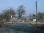 Nicht alle Bahnbergnge beim Rasenden Roland haben eine elektrische Schranke,so hat der Bahnbergang in Posewald keine elektrische Schranke.Auch wenn der Roland nur 30 km/h fhrt,heit es als