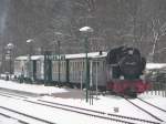 99 4802 steht abfahrbereit in Binz auf dem Gleis in Richtung Putbus. 12/2005