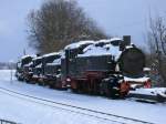 Herrn Schntag`s Loksammlung,am 04.Februar 2012,im verschneiten Putbus.Als Gag hat Jemand an der 99 1783 einen Schneemann angebracht.