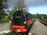 99 1781 wartete,mit dem P230 Ghren-Binz LB,am 20.September 2013,in Sellin Ost auf dem Gegenzug.