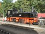 99 1608 wird im Oktober 2013 fr ein paar Tage beim Rasenden Roland zum Einsatz kommen.Hier sonnte sich die Lok,am 01.Oktober 2013,in der Putbuser Herbstsonne.