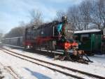 Diesmal wurde die 99 1781 aufgebockt.Die hier am 28.Dezember 2014 im verschneiten Putbus stand.Links qualmte es von einem ausfahrenden Zug den ich nicht mehr zum fotografieren schaffte.