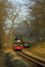 99 4802-7 verlässt am 11. April 2015 den Bahnhof Göhren im Abendlicht.