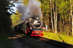 Die Dampflok 99 1782-4, Baujahr 1953, Leistung: 650 PS,auf der Insel Rügen im Waldstück zwischen Göhren in Richtung Sellin am 07.05.2016  Die Rügensche Kleinbahn (RüKB), im