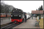 994802 steht hier am 26.2.2017 um 16.00 Uhr mit dem P 109 nach Göhren abfahrbereit am Bahnsteig in Putbus.