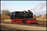 994801-9 rangiert hier im besten Tageslicht am 2.3.2017 im Schmalspurbahnhof Putbus.