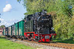 Lok 99 4011 mit dem Rasenden Roland am Endhaltepunkt in Lauterbach Mole.