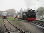 Trotz Coronakrise der Rasende Roland fährt weiter.99 4801 am Bahnsteig in Putbus.Links der 642 129.