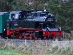 Die Schmalspur-Dampflokomotive 99 4801-9 wurde 1938 bei Henschel in Kassel gebaut und ist auf der Strecke der Rügenschen Bäderbahn im Einsatz. (Serams, November 2022)