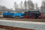 Mit Diesel-und Dampf stehen an einem Schotterwagen die Lok‘s 251 901 und 99 1784 in Putbus.