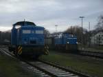 251 901 traf,am 02.Januar 2014 die Große PRESS 346 001 bei der Einfahrt in Putbus.Aufnahme vom Bahnsteigende mit Hilfe von Zoom.
