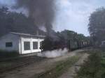 99 783 fhrt extrem stark qualmen aus dem Bahnhof Ghren aus.(13.08.2004)