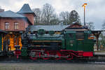 Restaurierte Mh 53 Lok 99 4633 bei „DRG Dampftechnik Reichelt“, wieder auf Rügen im Einsatz, hier am frühen Abend in Putbus am Bahnsteig.