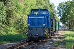 Schmalspurdiesellok 251 901 mit Reisezugwagen des Rasenden Roland’s auf dem Dreischienengleis abfahrend in Lauterbach Mole.