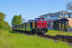 Altbekannte Lok 251 901 neu lackiert vor dem Rasenden Roland auf der Rückfahrt von Lauterbach Mole nach Putbus. - 12.05.2024