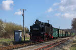 99 1784-0 passiert am 15.04.2026 mit dem P 102 (Göhren - Putbus LB) die Ausweiche in Posewald.
