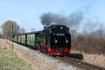 99 1784-0 hat soeben mit dem P 105 (Putbus LB - Göhren) Posewald verlassen und setzt nun ihre Reise fort.