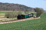 99 783 zieht am 15.04.2026 den P 104 (Göhren - Putbus LB) und hat zwischen Seelvitz und Posewald fast ihr Ziel erreicht.