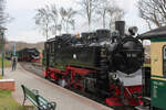 Zug Kreuzung in Binz LB: 99 783 steht mit dem P 107 (Putbus LB - Göhren)  Haken bereits im Bahnhof, während 99 1784-0 mit dem P 106 (Göhren - Putbus LB) gerade in den Bahnhof einfährt. (15.04.2026)