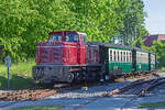 Lok 251 901 am Schluss des RASENDEN ROLAND’s am Bahn�bergang in Putbus. - 28.05.2026
