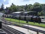 251 901 mit ihren Zug,in der Gesamtl�nge,am 22.September 2026,von Lauterbach Mole,in Putbus an.Am Schlu� lief 99 1782.