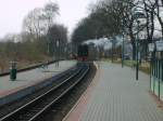 Einfahrt Personenzug der Rgenschen BderBahn in Sellin-Ost aus Richtung Binz mit Lok 99 773 der Fichtelbergbahn. Aufgenommen am 24.03.2008.