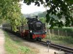 99 782 fhrt mit ihrem Zug von Ghren nach Lauterbach Mole in Binz LB ein. 2003-09-18.