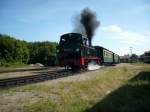 99 4802 fhrt um 15:48 Uhr mit P109 nach Ghren in Putbus ab.
Mit der neuen Kohle entwickeln die Loks recht ansehnliche Rauchwolken. (5.07.2008)
