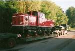 V51 901 nach ihrer Ankunft im Juni 1999 noch auf einem Schwerlasttransporter in Putbus.Der LKW-Fahrer nutzte die Zeit fr ein Nickerchen nach der anstrengenden Fahrt nach Putbus.Wenige Stunden spter stand die Lok erstmalig auf den Schienen vom Rasenden Roland und wurde von den dortigen Eisenbahnern erstmalig unter die Lupe genommen.