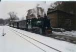 Winterdampf beim Rasenden Roland.Mh52 am 07.Januar 1997 vor dem Personenzug nach Putbus in Ghren.