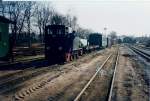 Die jahrelange Kleindiesellok beim Rasenden Roland,hatte an einem Apriltag 1999,eine ordentlich lange Fuhre Wagen in Putbus am Harken.