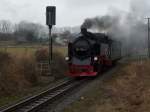 99 1784 mit einem Personenzug Ghren-Putbus am Bahnbergang in Serams am 07.Mrz 2009.