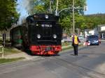 99 1784 konnte am 01.Mai 2009 den durch den Zugfhrer rtlich gesicherten Bahnbergang in Baabe passieren.