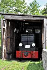 der Kleindiesel darf ein bichen Sonne genieen in seinem Schuppen im Pommerschen Kleinbahnmuseum im Bf Putbus