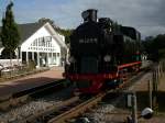 Nachdem 99 4011 am 30.September 2009 ihren Zug von Ghren nach Binz gebracht hatte,mute sich die Lok fr die Rckfahrt nach Ghren wieder an das andere Ende umsetzen.Hier ist die Lok beim Umlaufen in Binz LB zusehen.