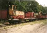 Ein Flachwagen beladen mit Feldbahnloks stand im August 2000 abgestellt in Putbus.