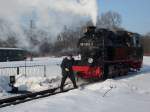 Am 05.Februar 2010 konnte 99 4802,nachdem der Zugfhrer,die Weiche 1 in Putbus gestellt,hatte an ihren Zug fahren.