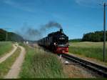 Ohne Halt durchfhrt P 106,von Ghren nach Lauterbach Mole,am 17.Juni 2010,mit 99 1782 als Zuglok,bei strahlenblauen Himmel,die kleine Station Seelvitz.Von hier aus kann man mit dem Fahrrad schne