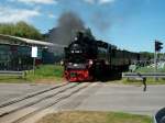 99 1782 berquerte am 17.Juni 2010 in Putbus an der Ausfahrt nach Lauterbach Mole einen Bahnbergang.Als dieser Bahnbergang noch Mechanisch war und mit einem Schrankenwrter besetzt war,hatte auch