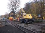 Da auf dem Bahnhof Ghren das alte Kiesbett gegen ein neues Schotterbett ausgetauscht werden soll,mssen auch die Schienen erst einmal entfernt werden.Am 05.November 2010 war man in Ghren dabei das