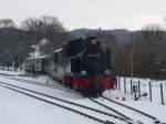 99 4802 fhrt in Richtung Putbus aus.