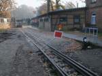 Sh2-Scheibe am 05.November 2011 vor dem Streckenende in Ghren.Wegen des Umbaus knnen die Loks in Ghren nicht mehr umlaufen.Aus diesem Grund steht in Ghren die 251 901.Whrend der Zugpausen steht die Diesellok auf dem ehmaligen Ladegleis.Nach der Ankunft des Zuges wird die Zuglok abgehngt,die Diesellok zieht den Wagenpark bis zur Einfahrweiche,die Dampflok fhrt solo hinter her und fhrt auf das Ladegleis,die Diesellok schiebt den Wagenpark wieder an den Bahnhof,die Dampflok kann wieder an den Zug und die Diesellok fhrt wieder auf das Ladegleis.Dieser Ablauf findet bei jeder Zugfahrt und solange der Umbau ist statt.