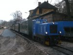 Whrend des Umbaus in Ghren hat 199 008 die Aufgabe den eingefahrenen Zug aus Putbus,ohne Fahrgste,aus den Bahnhof zuziehen,damit die Zuglok auf das Ladegleis fahren kann,danach schiebt die