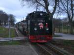 Nach der Kreuzung in der Kreuzungsstelle Posewald,am 10.Dezember 2011,zog 99 1784 den Sonderzug bis zum nahgelegenden Haltepunkt Posewald,wo die Kinder und Erwachsenen ausstiegen und auf die Ankunft