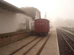 Im Morgennebel des 24.3.2012 liegt der Bahnof Baabe der Rgenschen Bderbahn