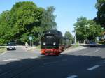 Am Ortsein-und ausgang von Binz befindet sich Dieser Bahnbergang.Am 28.Mai 2012 passierte 99 1782 mit dem P 223 nach Ghren den Bahnbergang.