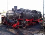 99 782, von VEB Karl-Marx im Jahr 1953 gebaut, wird am 02.05.2006 vor dem Lokschuppen in Putbus zum Anheizen vorbereitet.