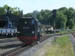 Nachdem 99 4011,am 05.Juni 2013,den P106 von Ghren nach Lauterbach Mole und den P109 von Lauterbach Mole zurck bis Putbus geschoben hatte,hatte sich auch die Lok in Putbus ihre wohlverdiente Pause verdient.Hier ist die Lok in Putbus unterwegs zur Einsatzstelle.